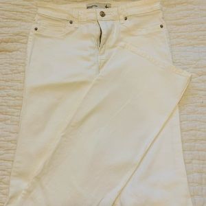 Abercrombie & Fitch White Boot Cut Jeans; Size: 27 (4R)